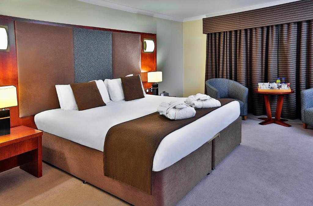 Postel nebo postele na pokoji v ubytování Best Western Plus Dunfermline Crossford Keavil House Hotel