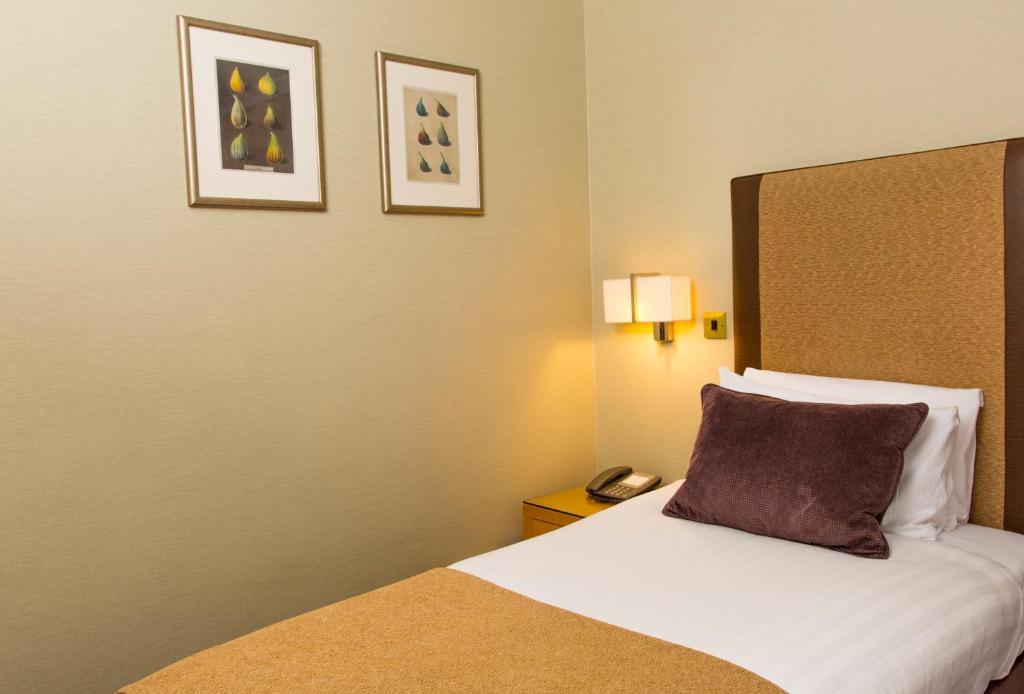 Postel nebo postele na pokoji v ubytování Best Western Plus Dunfermline Crossford Keavil House Hotel
