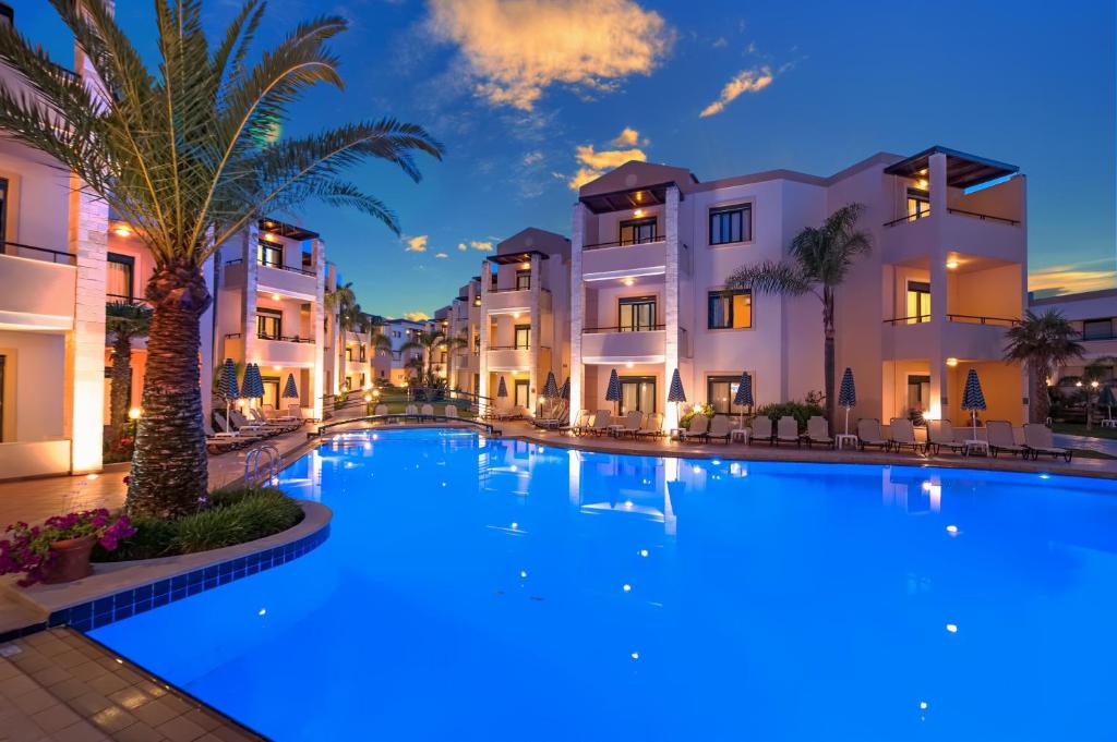 Bazén v ubytovaní Creta Palm Resort Hotel & Apartments alebo v jeho blízkosti