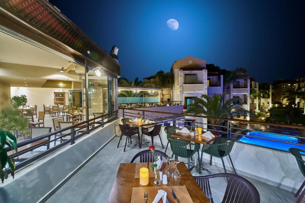 Bazén v ubytování Creta Palm Resort Hotel & Apartments nebo v jeho okolí