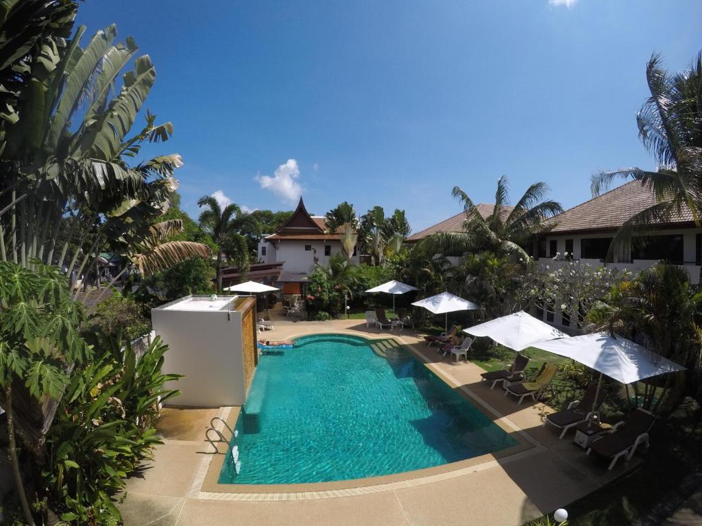 una imagen de una piscina en un complejo en Babylon Pool Villas en Nai Harn Beach