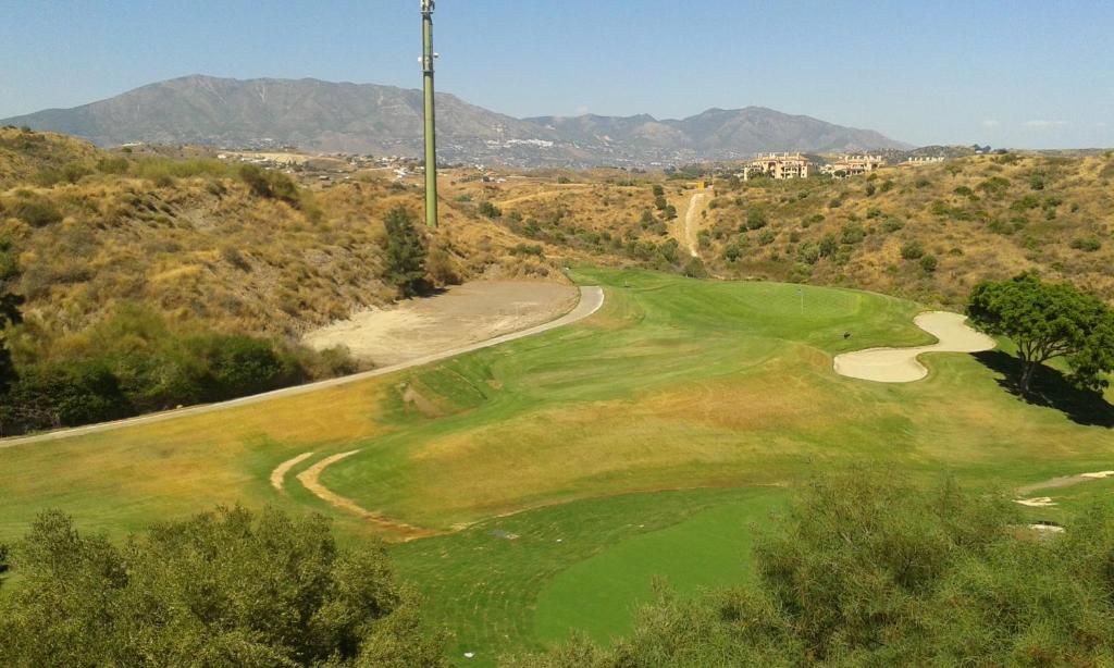 ミハスにあるCalle Diamante 52の緑豊かなゴルフ場の空中を望む