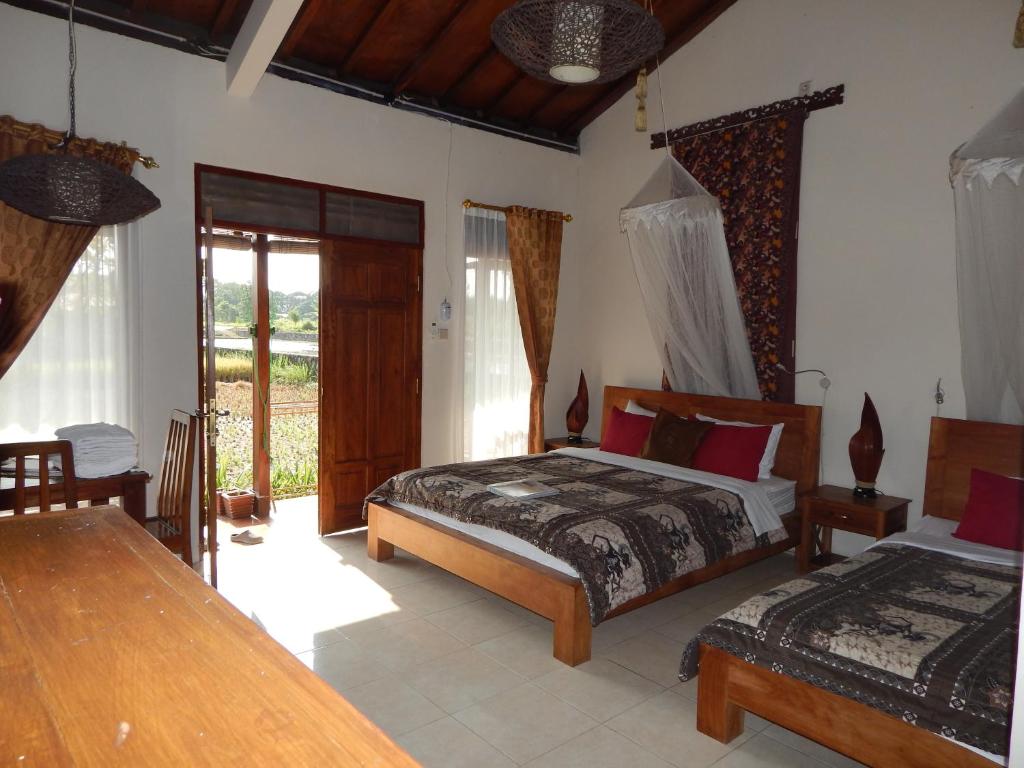 Postel nebo postele na pokoji v ubytování Alamanda Family Villas, Pool & Local Tours