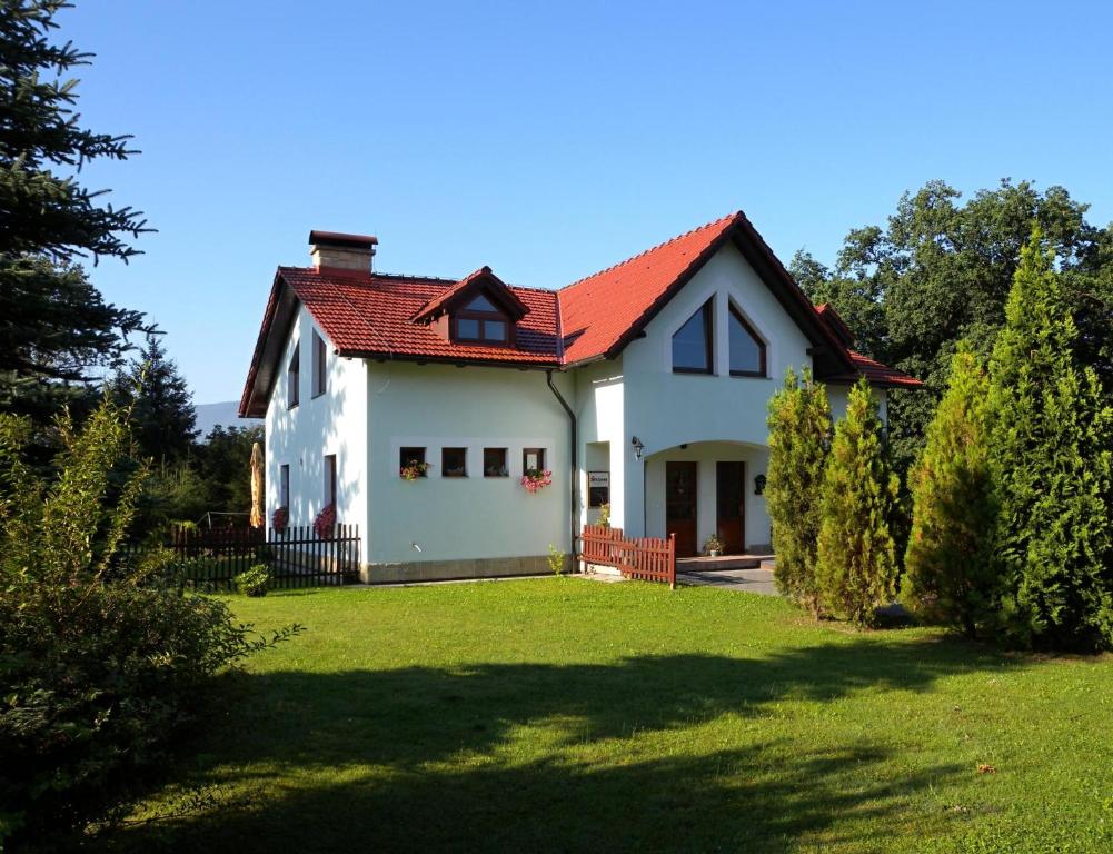 ein weißes Haus mit rotem Dach in der Unterkunft V přírodě na okraji Frenštátu pod Radhoštěm in Frenštát pod Radhoštěm