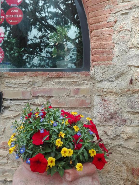 a bouquet of flowers in a brick wall at Torre Di Ponzano in Barberino di Val dʼElsa