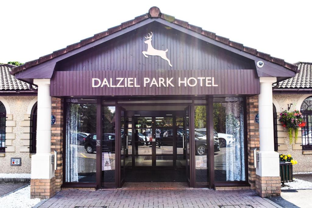 un bâtiment avec l'entrée d'un hôtel de parc dans l'établissement Dalziel Park Hotel, à Motherwell