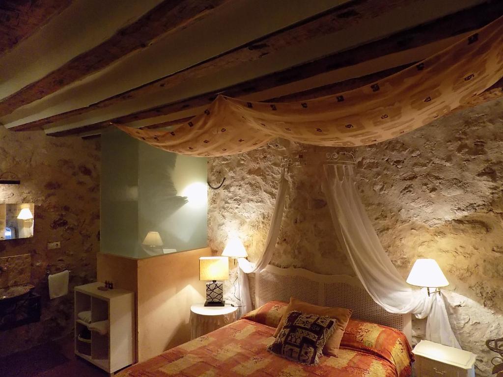 un dormitorio con cama con dosel en El Rincón de los Poetas, en Cuenca