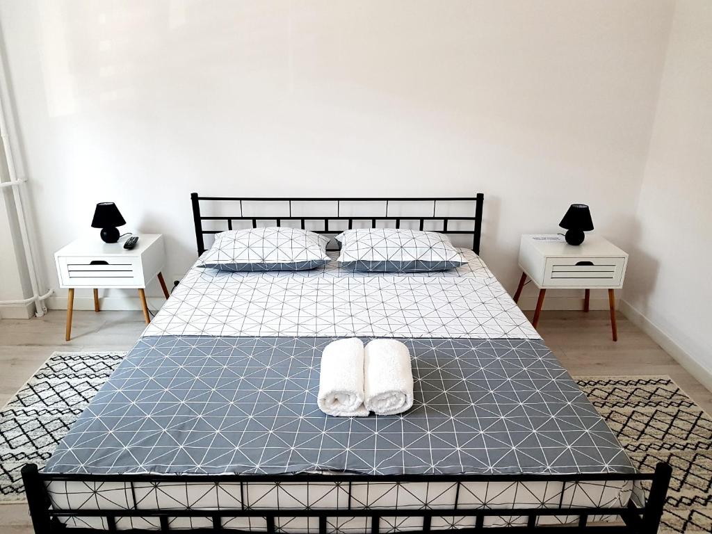 una camera da letto con un letto e due asciugamani di Alesia a Oradea