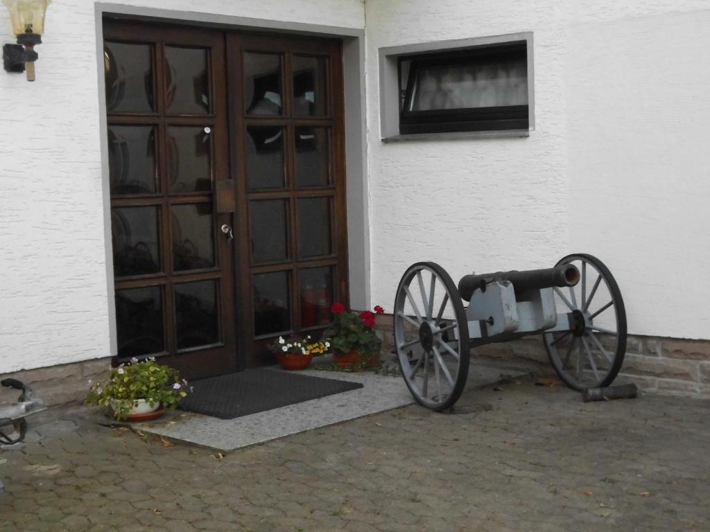 a cannon sitting outside of a building with a door at Ferienwohnung Christa Rohde in Bad Münder am Deister