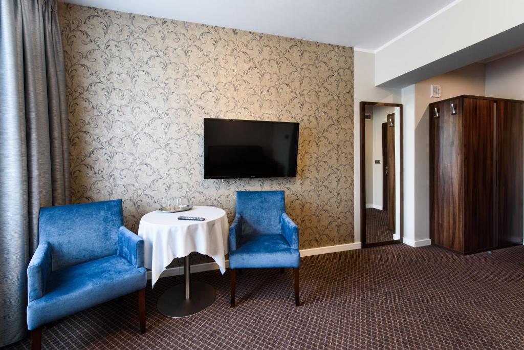 Televízia a/alebo spoločenská miestnosť v ubytovaní Hotel Nowy Dwór