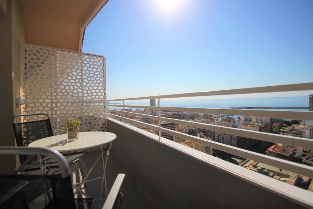 einen Balkon mit einem Tisch und Strandblick in der Unterkunft CasaTuris Estudio vistas increíbles en Centro de Alicante A115 in Alicante