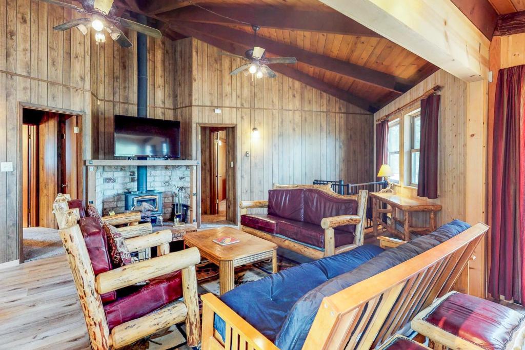 ein Wohnzimmer mit einem Sofa und einem Tisch in der Unterkunft Rustic Retreat in Groveland