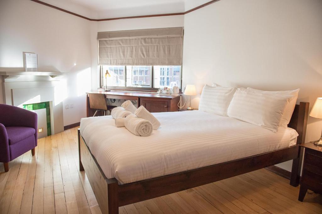 West Court- Jesus College - Resim 12