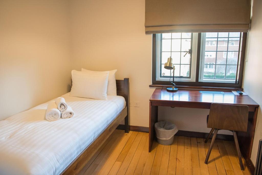 West Court- Jesus College - Resim 26