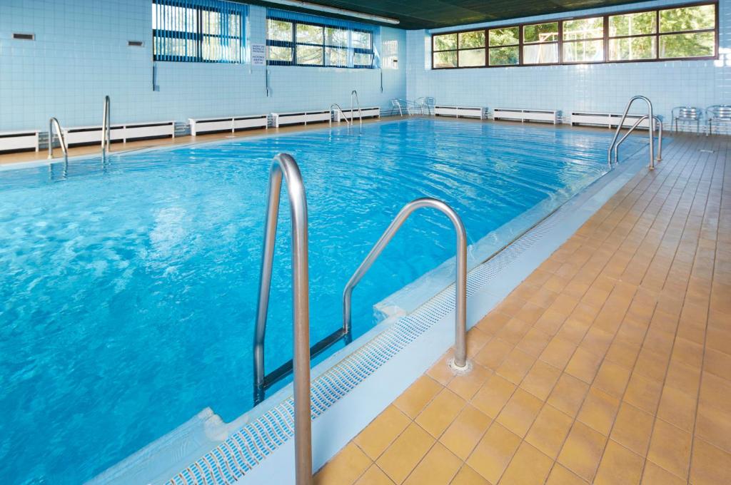 Bazén v ubytování OREA Resort Devět Skal Vysočina nebo v jeho okolí
