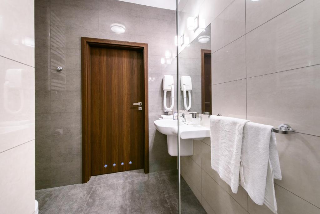 a bathroom with a sink and a mirror at Hotel Nowy Dwór in Trzebnica