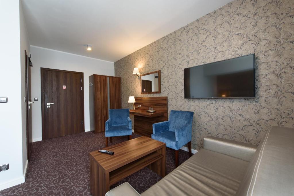 Televízia a/alebo spoločenská miestnosť v ubytovaní Hotel Nowy Dwór