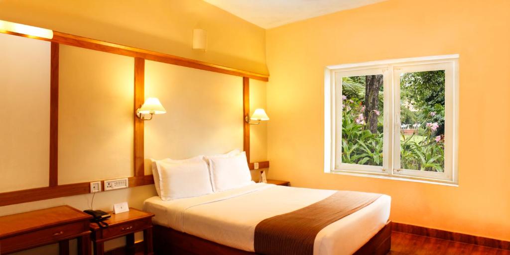 Postel nebo postele na pokoji v ubytování Kodai Resort Hotel, Kodaikanal
