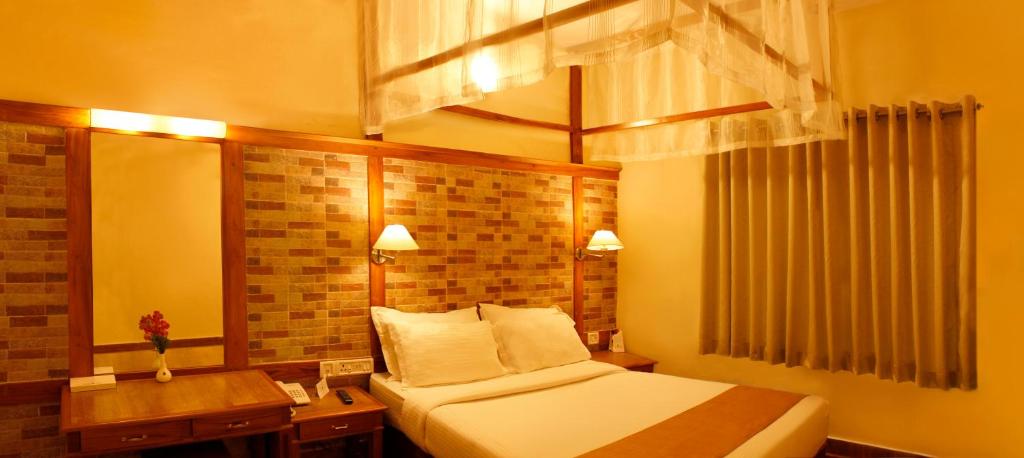 Postel nebo postele na pokoji v ubytování Kodai Resort Hotel, Kodaikanal
