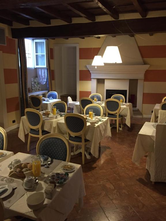 a dining room filled with tables and chairs at Hotel Casa Arizzoli in Cannobio