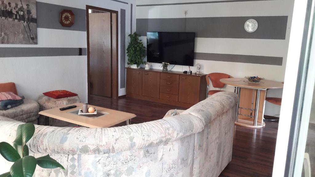 sala de estar con sofá y TV en Wohnung für Monteure und Messebauer, en Algermissen