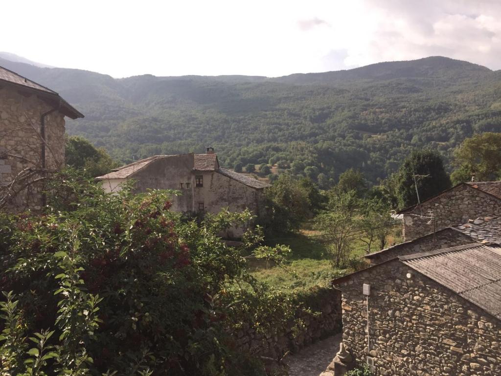 vista su un villaggio con montagne sullo sfondo di Casa Marsial a Eriste