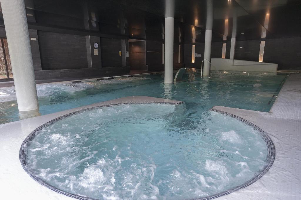 Bazén v ubytovaní Hotel Real Balneario Carlos III alebo v jeho blízkosti