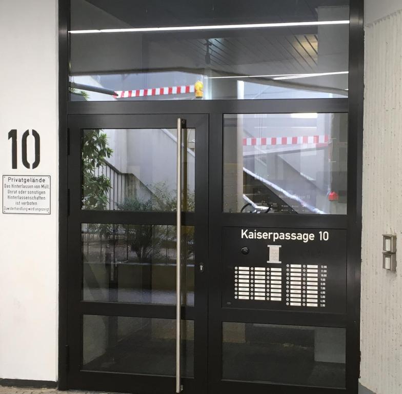 eine schwarze Tür mit einem Schild, auf dem k Ticket in der Unterkunft Gästehaus Kaiserpassage- Ihr Cityhostel in Karlsruhe