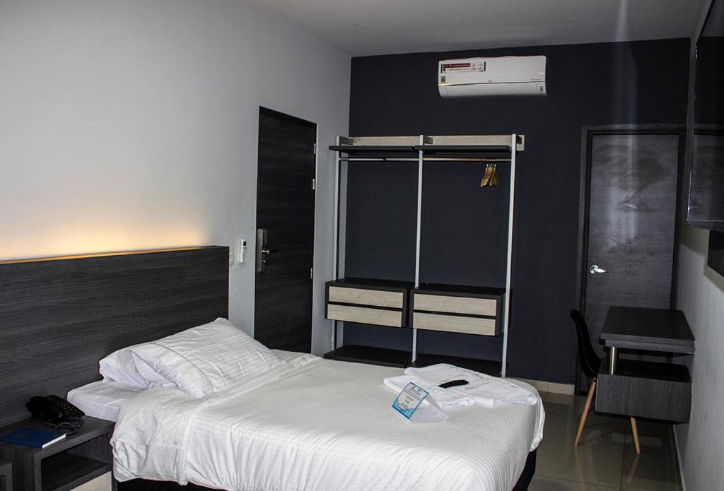 Postel nebo postele na pokoji v ubytování Hotel Doral Inn