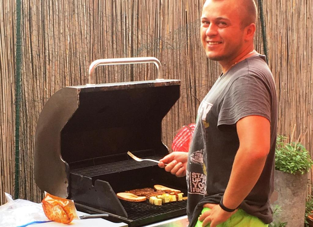 Gril dostupný pro hosty v hostelu