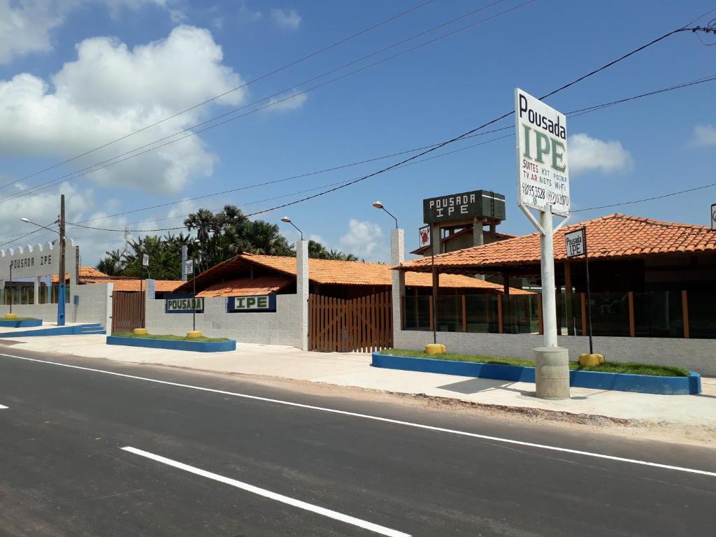 uma placa de hotel no lado de uma rua em Pousada Ipê em Salinópolis