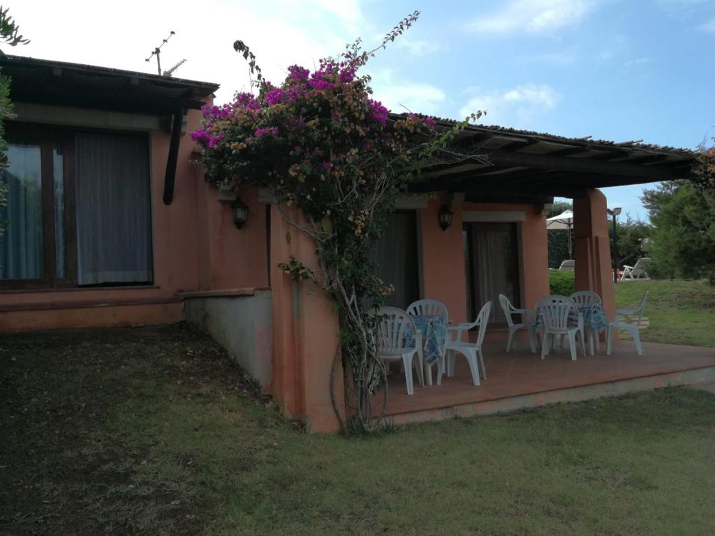 A garden outside Villa con Piscina Stintino