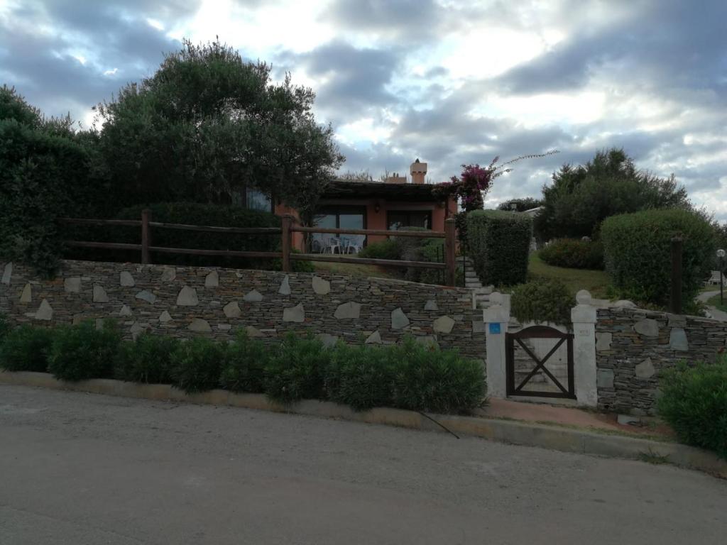 A garden outside Villa con Piscina Stintino