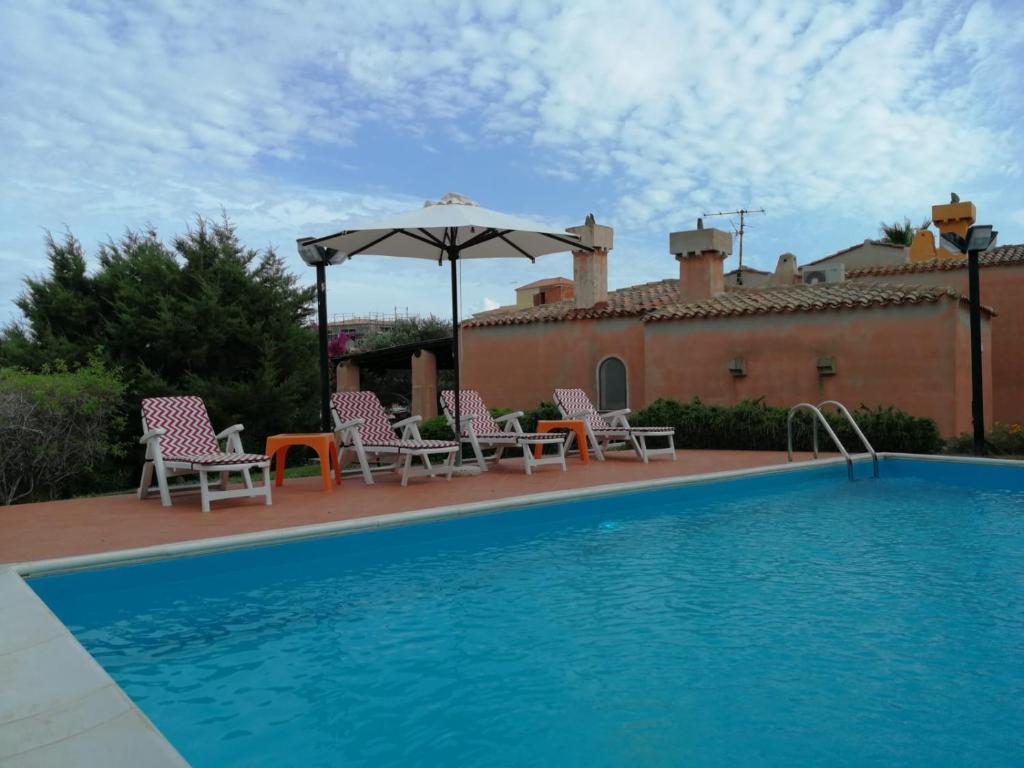 The swimming pool at or close to Villa con Piscina Stintino