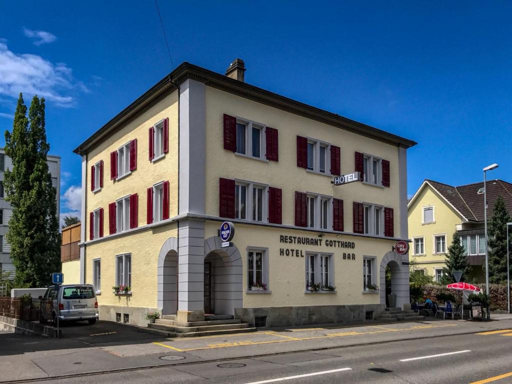 budynek na rogu ulicy w obiekcie Hotel Gotthard w mieście Brugg