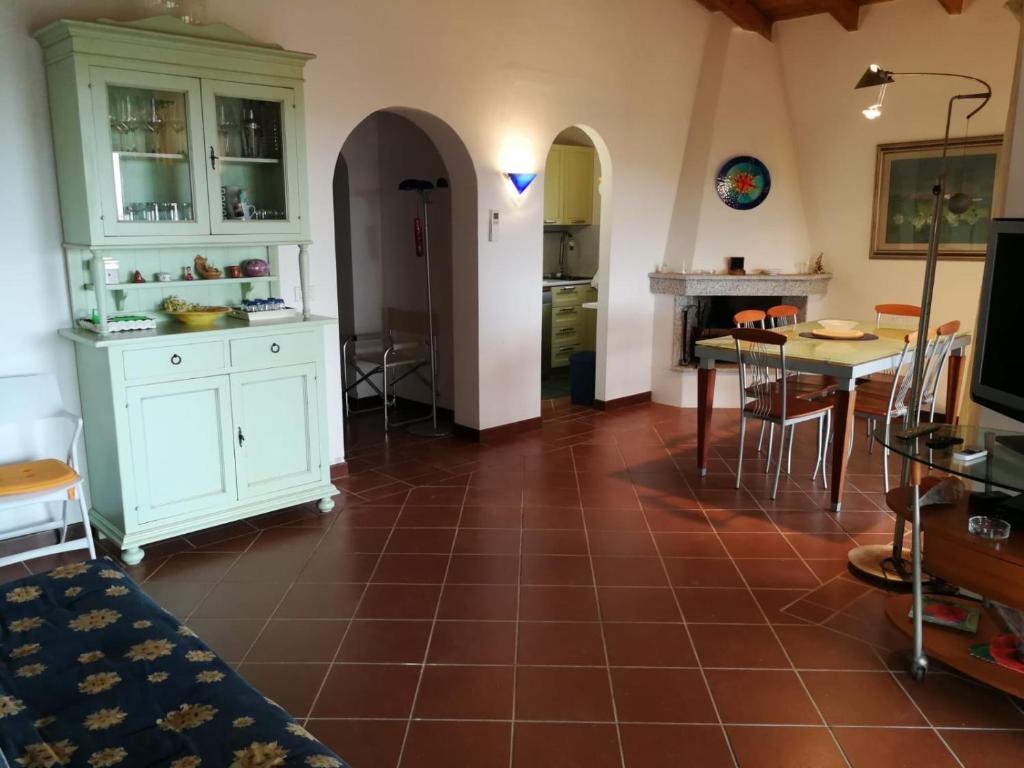 A kitchen or kitchenette at Villa con Piscina Stintino