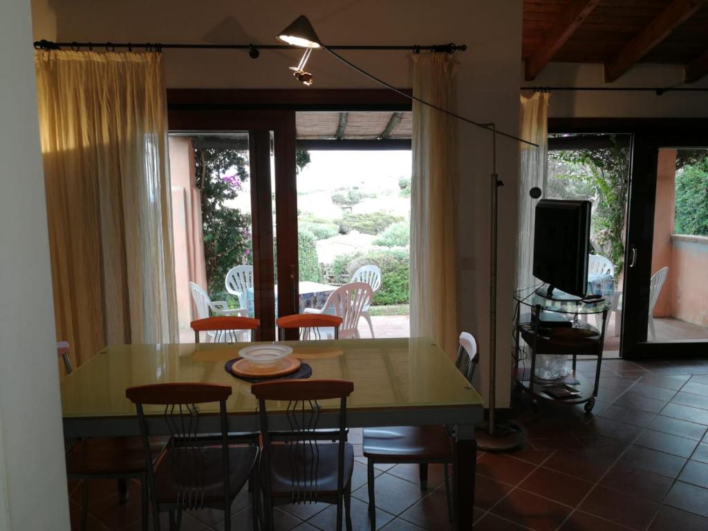 A television and/or entertainment centre at Villa con Piscina Stintino