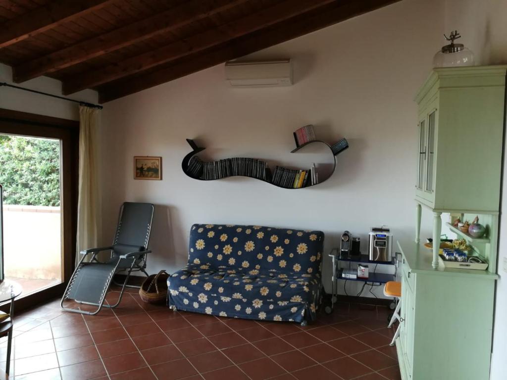 A seating area at Villa con Piscina Stintino