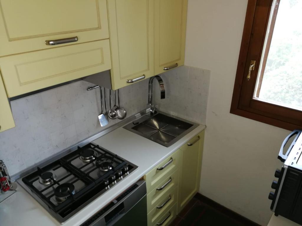 A kitchen or kitchenette at Villa con Piscina Stintino