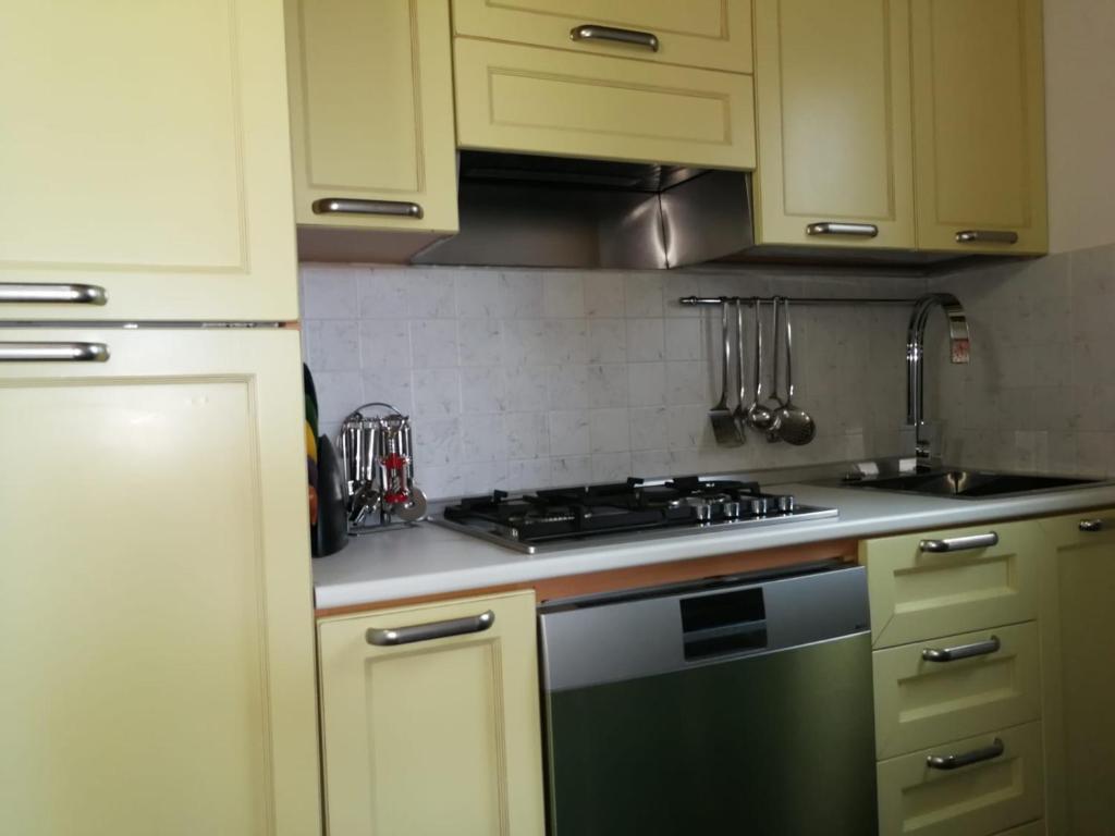 A kitchen or kitchenette at Villa con Piscina Stintino