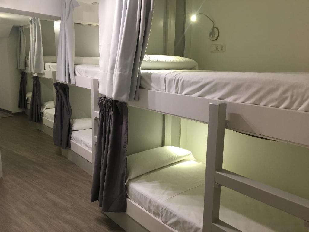 Bunk bed o mga bunk bed sa kuwarto sa Hostel Getaria