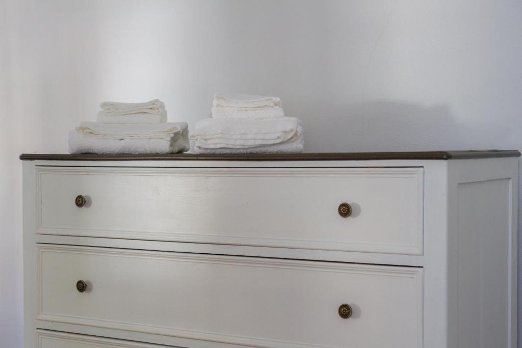 a white dresser with two towels on top of it at Casa dos Avós in Villa Nogueira