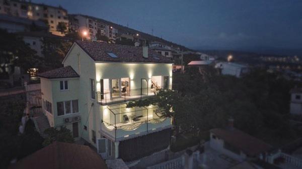 Budova, v ktorej sa apartmán nachádza