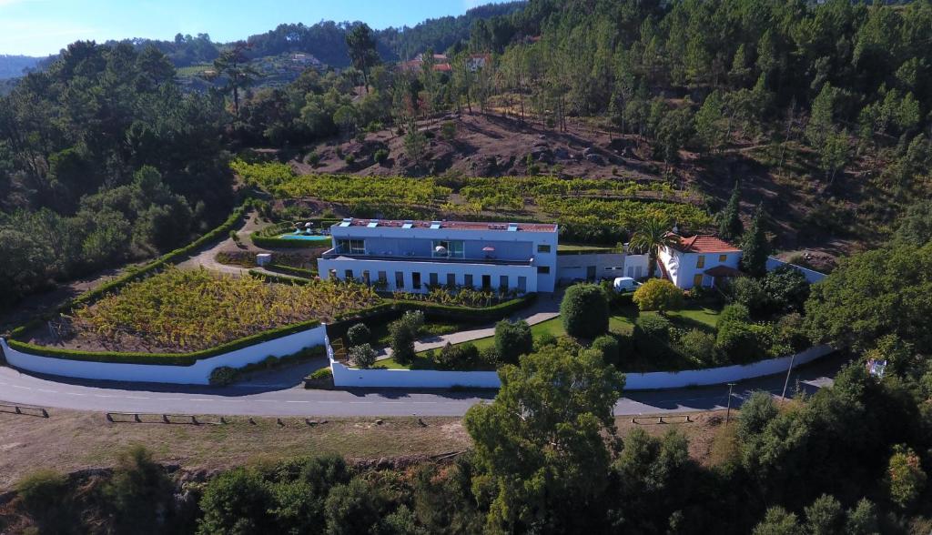 een luchtzicht op een gebouw op een heuvel bij Quinta de Beiredos in Santa Cruz do Douro