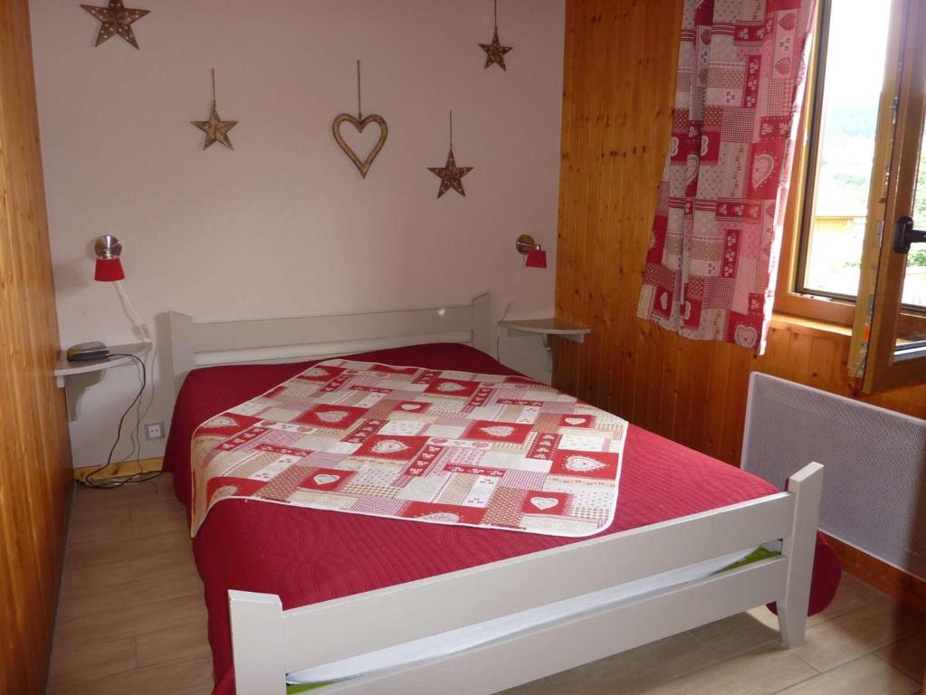 Postel nebo postele na pokoji v ubytování chalet trois étoiles