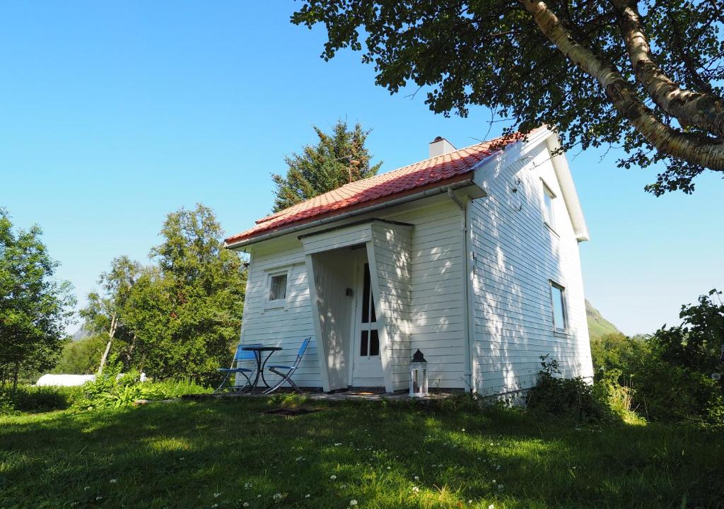 AlstadにあるLofoten Hillside Lodgeの赤い屋根の白い小さな建物
