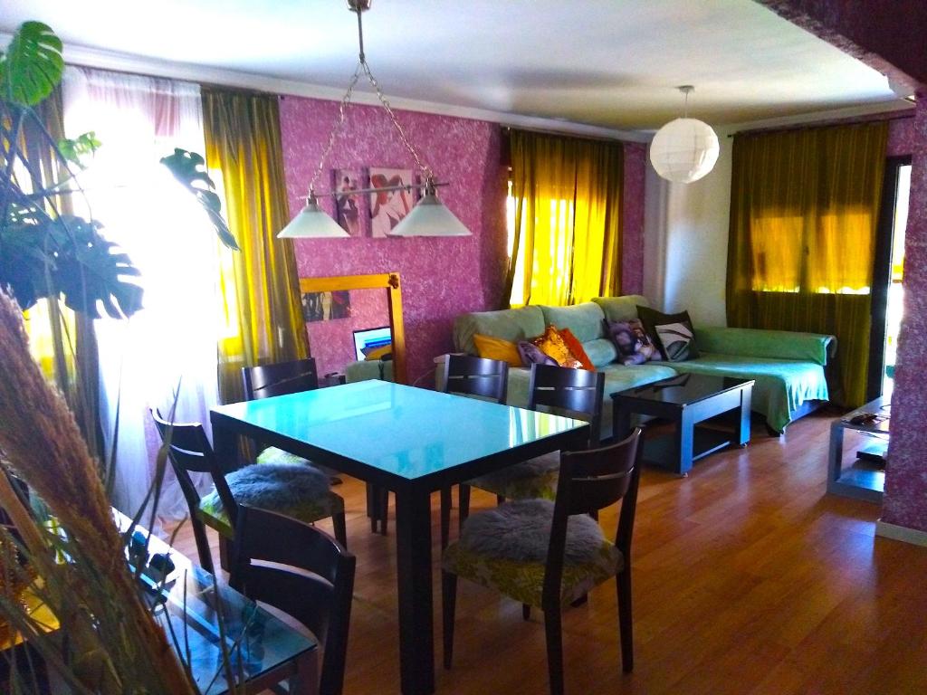 アリカンテにあるAvenida Alcoy - Apartmentのリビングルーム(テーブル、ソファ付)
