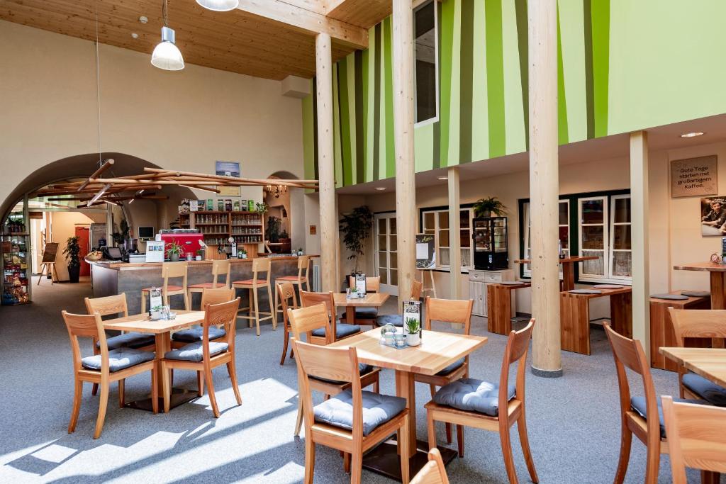 Reštaurácia alebo iné gastronomické zariadenie v ubytovaní JUFA Hotel Murau