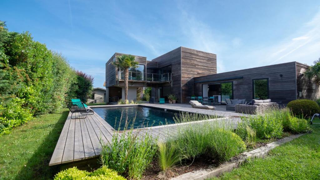 una casa con piscina en el patio en Cap Ferret Villa Océane, en Lège-Cap-Ferret