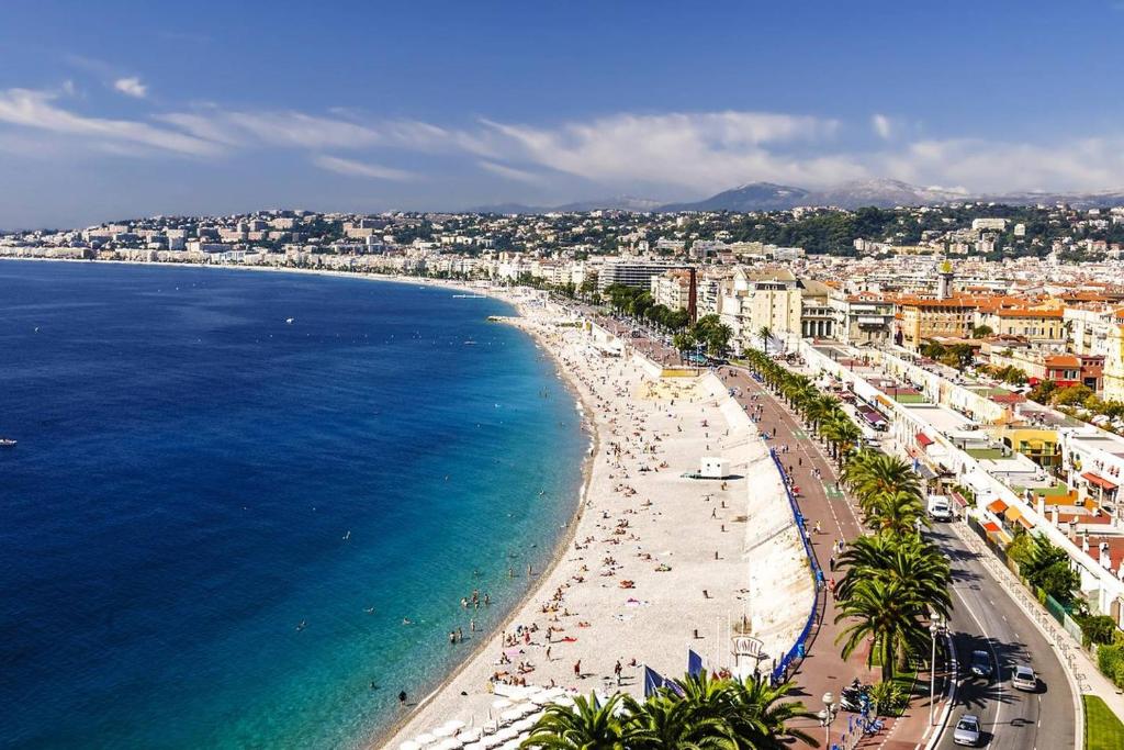 une vue aérienne d'une plage et de l'océan dans l'établissement Studio équipé à 9mn à pied du centre ville et de la plage, à Nice